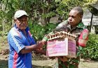 Imbauan Bijak Terima Informasi, Babinsa Bagikan Sembako dan Ajak Warga Berdialog
