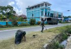 TNI Manunggal Rakyat, Prajurit Yonif 860/NSK Bersihkan SD Inpres N 1 Waropen demi Lingkungan Belajar Asri