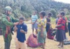 Satgas Yonif 742/SWY Tebar Kebaikan di Perbatasan Papua
