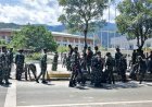 TNI Turun ke Jalan Bersihkan Puing Pulihkan Kondisi Pasca Kericuhan Oknum Suporter