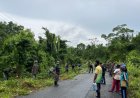 Prajurit Yonif TP 860/NSK Gotong Royong Bersihkan Jalan Kampung Uri - Botawa, Warga Beri Apresiasi Tinggi