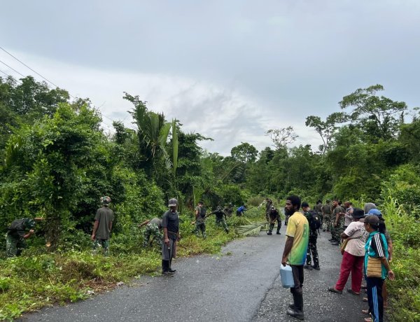 Prajurit Yonif TP 860/NSK Gotong Royong Bersihkan Jalan Kampung Uri - Botawa, Warga Beri Apresiasi Tinggi